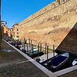 Celestia Canal View Apartman *